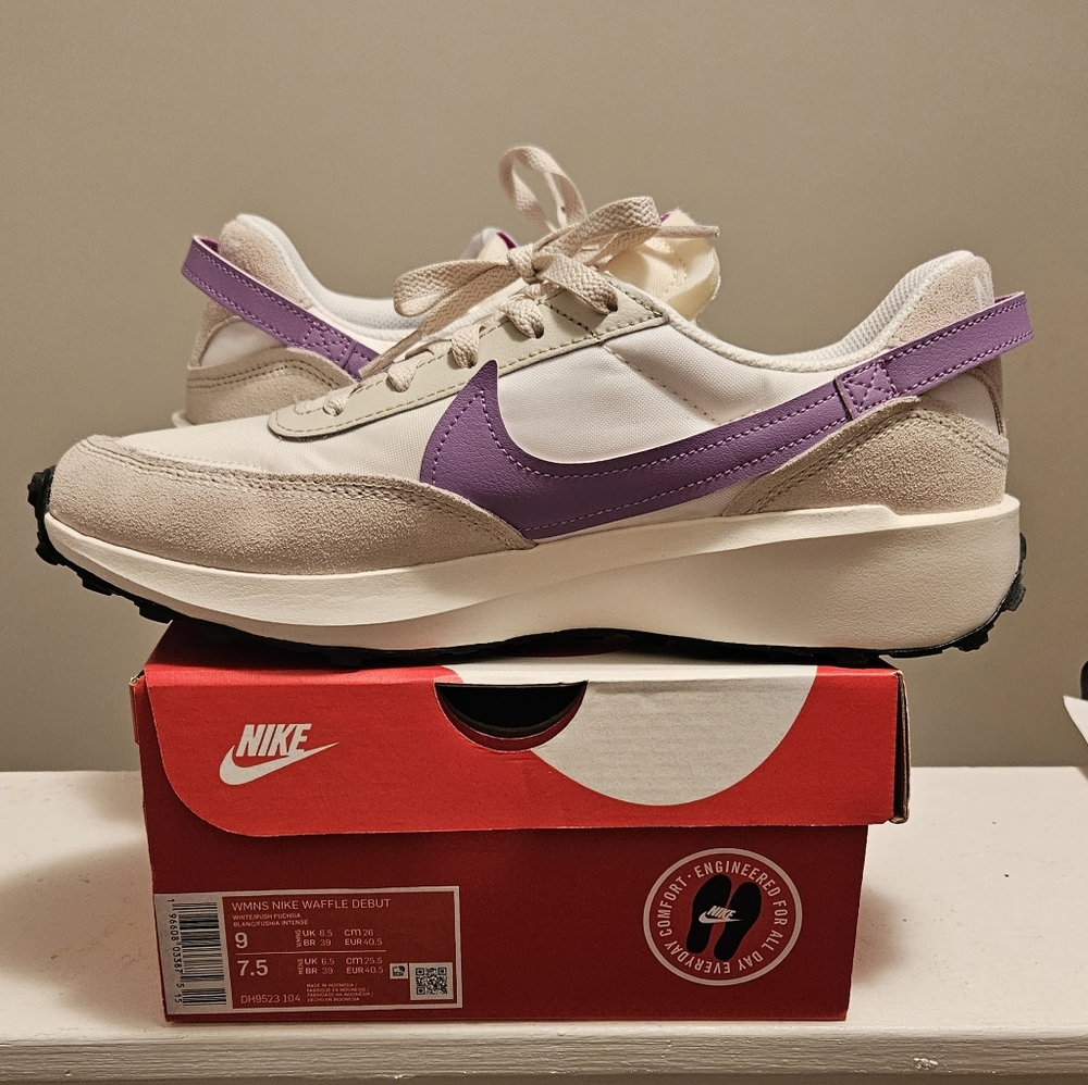 New in Box - Women Nike Waffle Debut shoes. Size 9